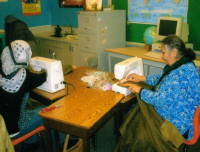 Kobiety afgańskie przy pracy w spółdzielni Malalay Afghan Women's Sewing & Crafts Co-operative. Źródło: http://www.malalaycooperative.com.